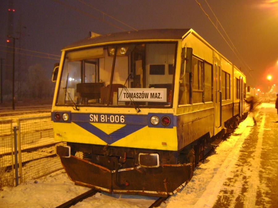 SN81-006 na dworcu w Tomaszowie Mazowieckim wczesnym rankiem