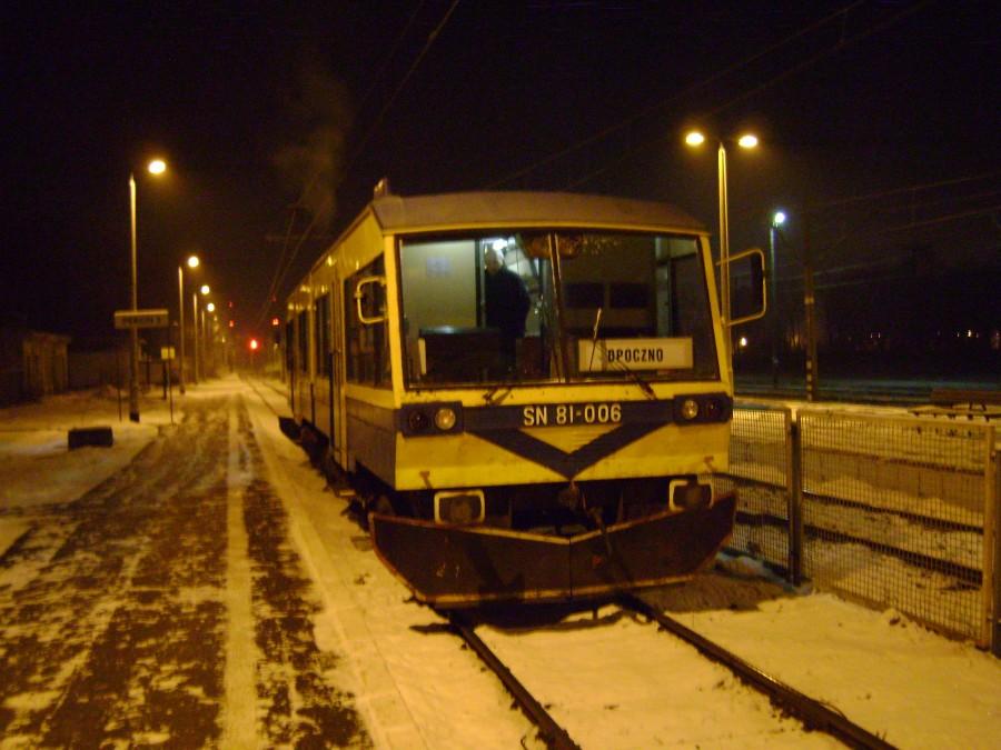 SN81-006 na dworcu w Tomaszowie Mazowieckim wczesnym rankiem