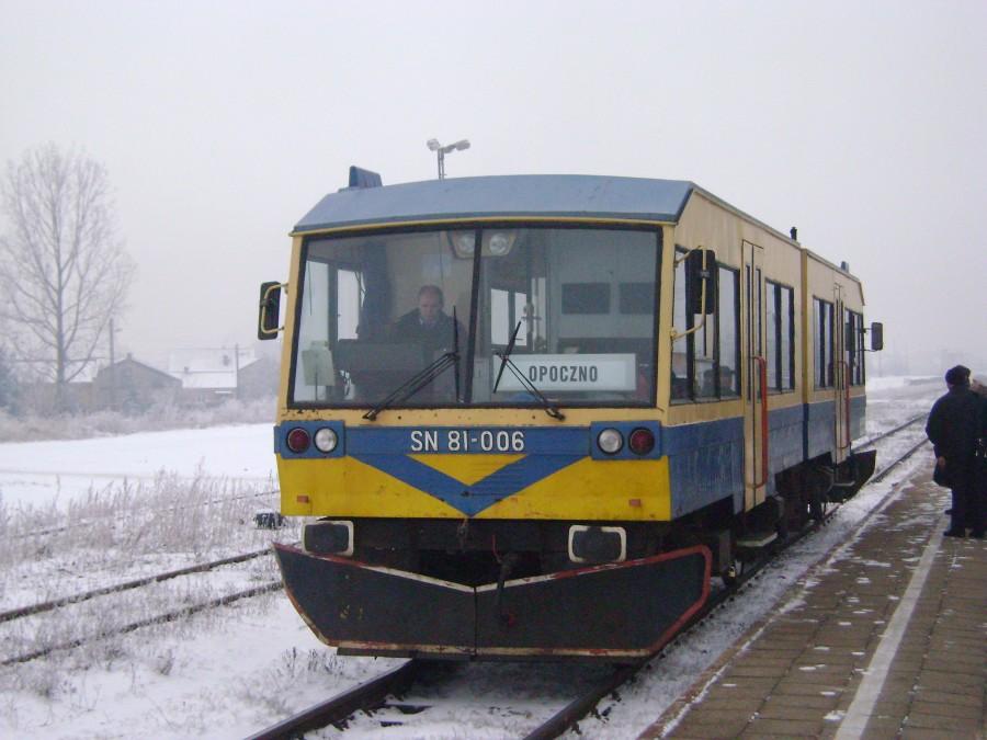 SN81-006 na dworcu w Opocznie