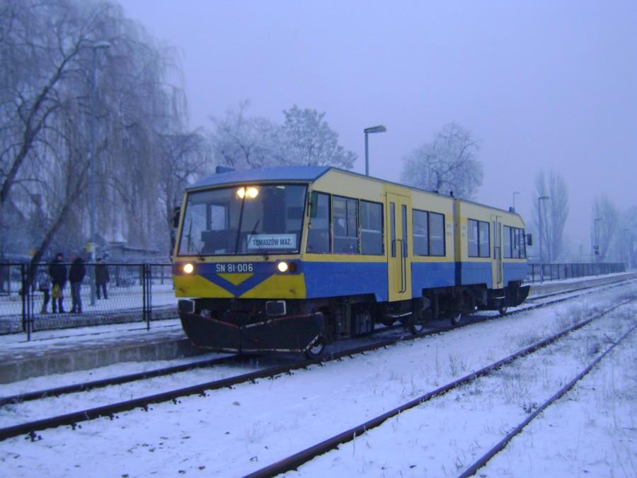 SN81-006 na dworcu w Opocznie