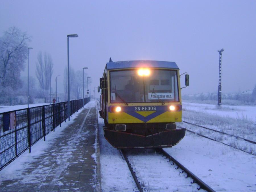 SN81-006 na dworcu w Opocznie