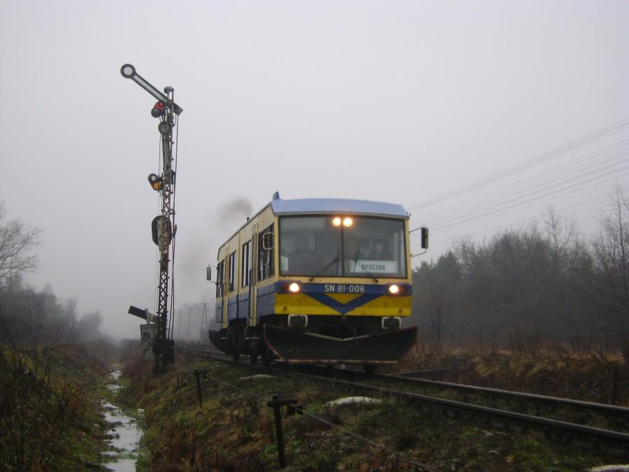 SN81-006 jako pociąg relacji Tomaszów Mazowiecki-Opoczno mija semafor wjazdowy na stację Jeleń