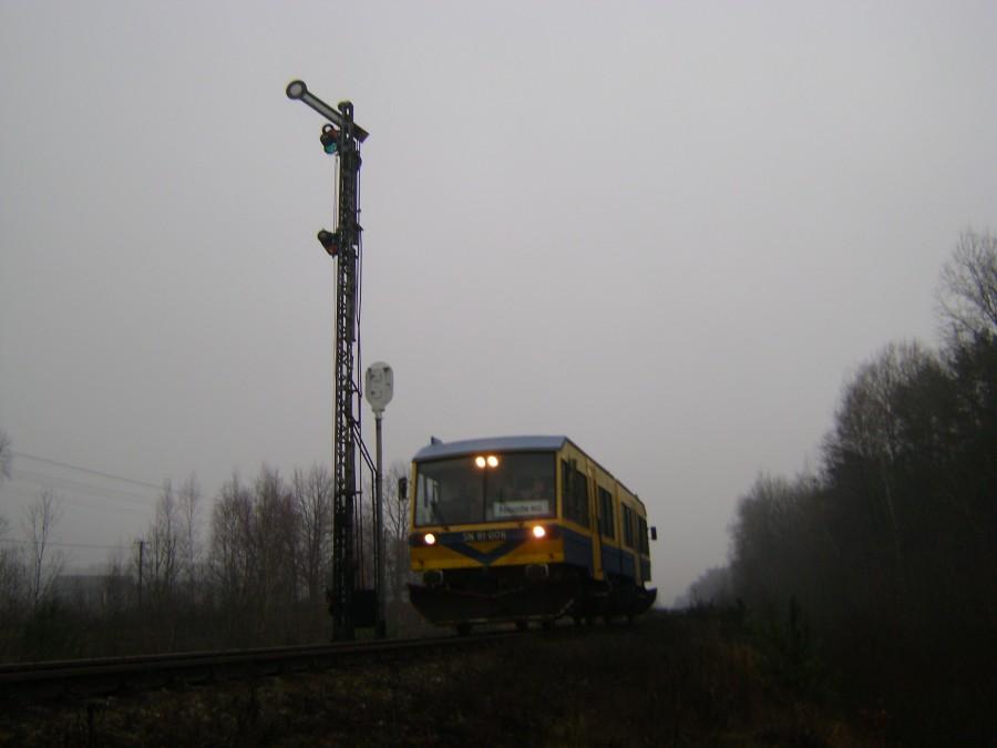 SN81-006 jako pociąg relacji Opoczno-Tomaszów Mazowiecki mija semafor wjazdowy na stację Bratków