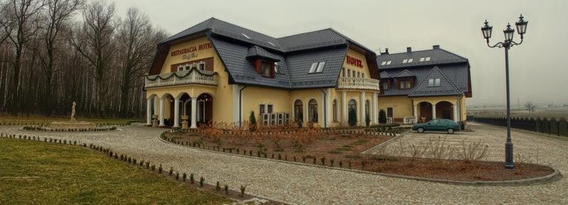 przy małym białym domku....