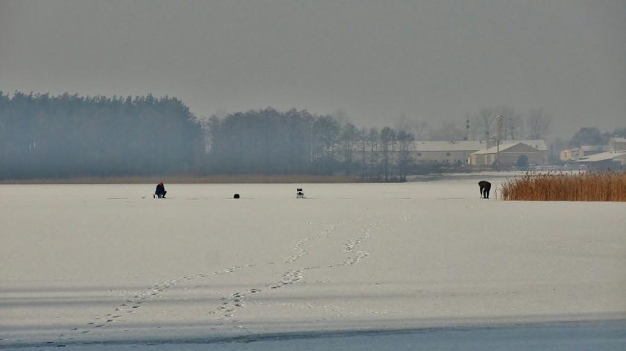 Pierwsi wędkarze na połowach zimowych.