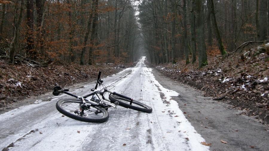 Oblodzony fragment żółtego rowerowego