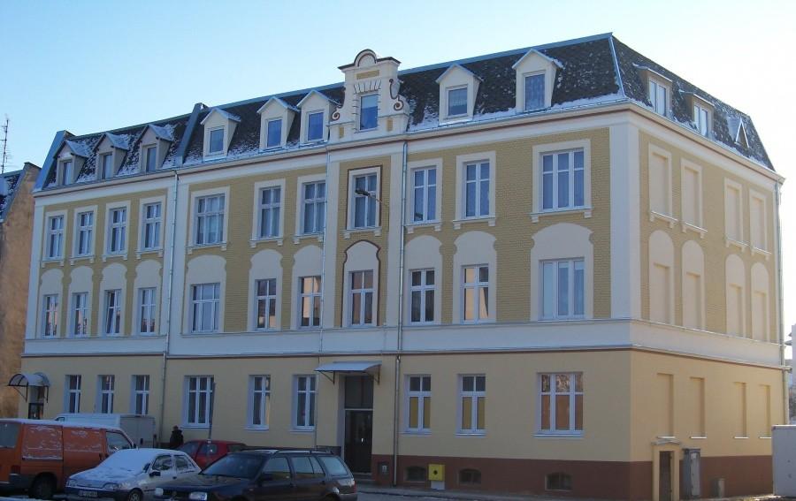 UL. WYSPIAŃSKIEGO - ODNOWIONA KAMIENICA