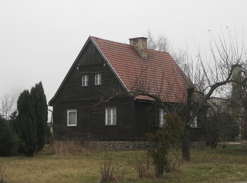 Drewniany domek w Sokolnikach Gwiazdowskich