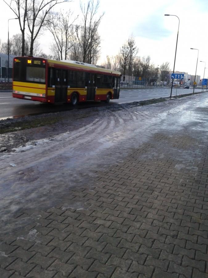 DDR to ta część bliżej krawężnika. Chodnik wygląda nieco lepiej.