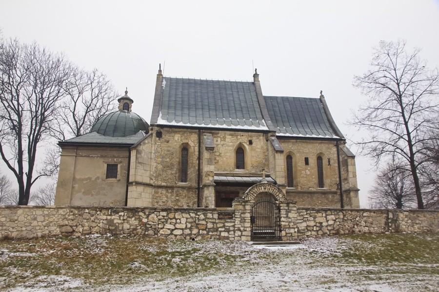 Gotycki kościół św. Wawrzyńca na obrzeżach Wiślicy