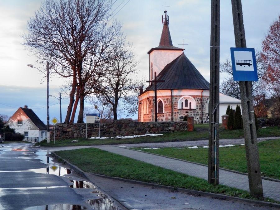 Kościół w Stobnie w promieniach wschodzącego słońca.