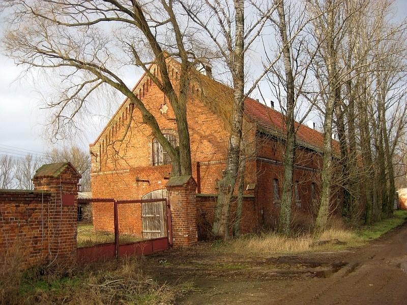 Sanniki - ceglany budynek gospodarczy z gwiazdą