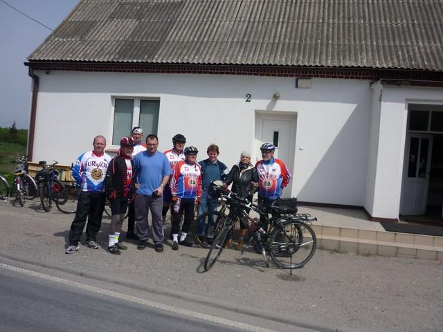 Przed sklepem w Smolnikach