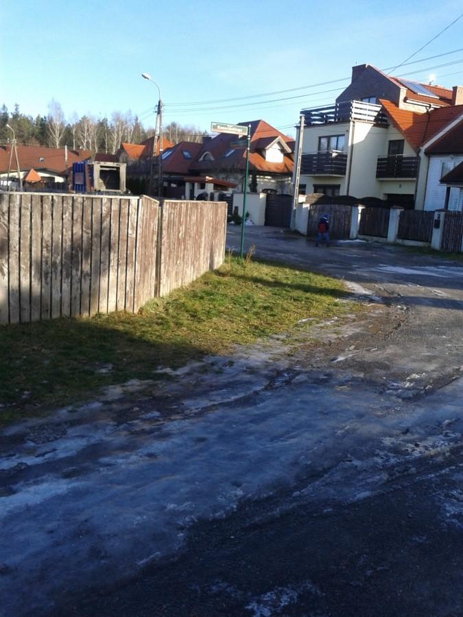 A tu zielony trawnik po drugiej stronie ulicy