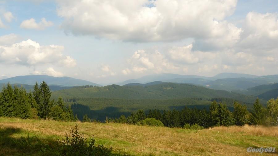 Widok na Beskidy i Lysą Horę.