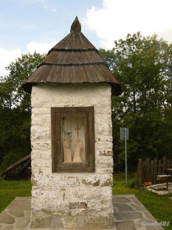 Kapliczka pod schroniskiem na Kminku.