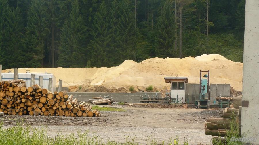 Się trochę nazbierało - tartak w Malych Karlovicach.