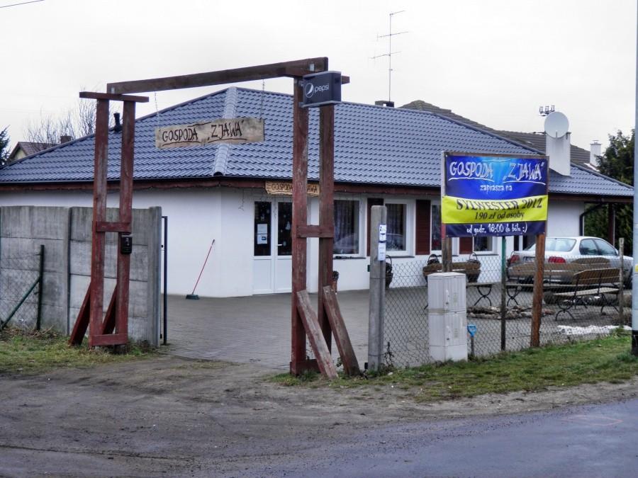 Gospoda Zjawa ze Sławoszewa sposobi się do zabawy sylwestrowej.