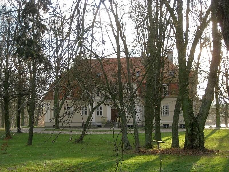 Rybieniec - schowany dworek za drzewami