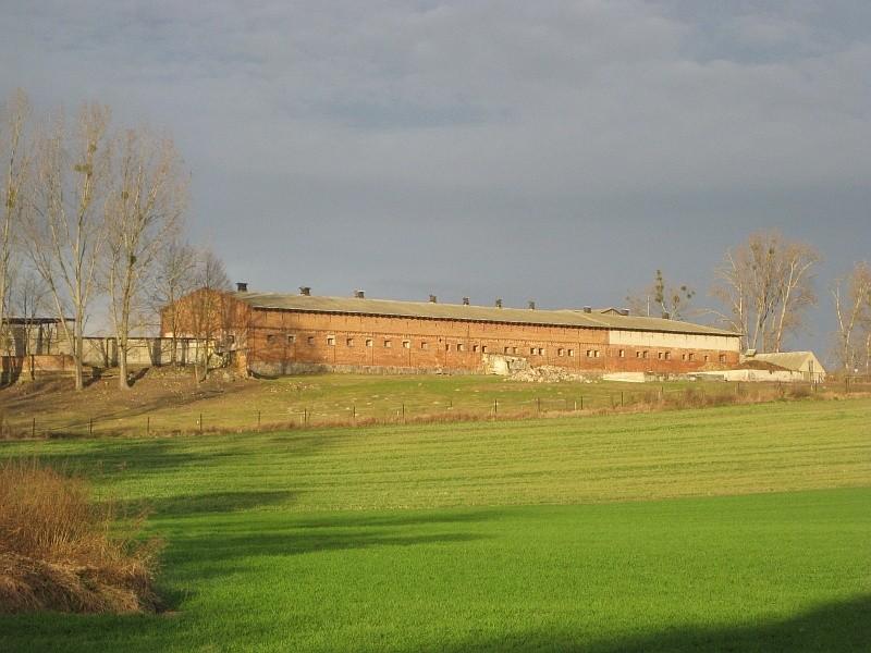 Glinno - długi, ceglany budynek gospodarczy