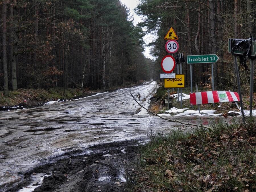 Mało optymistyczny widok na remontowaną drogę Dobieszczyn - Nowe Warpno.