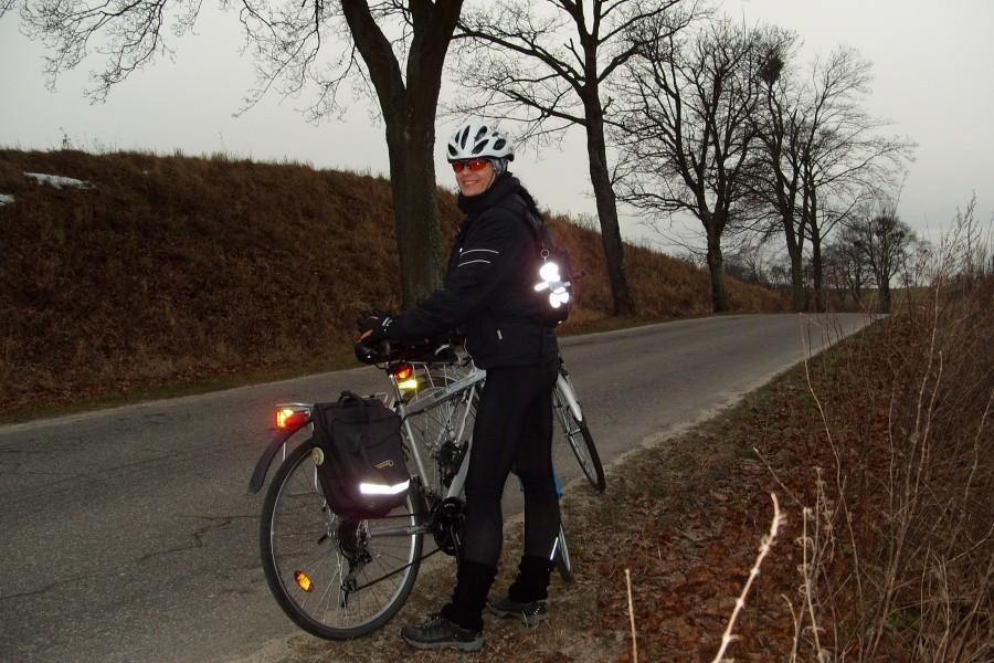 Oto jak świeci Stefan przypięty do plecaka