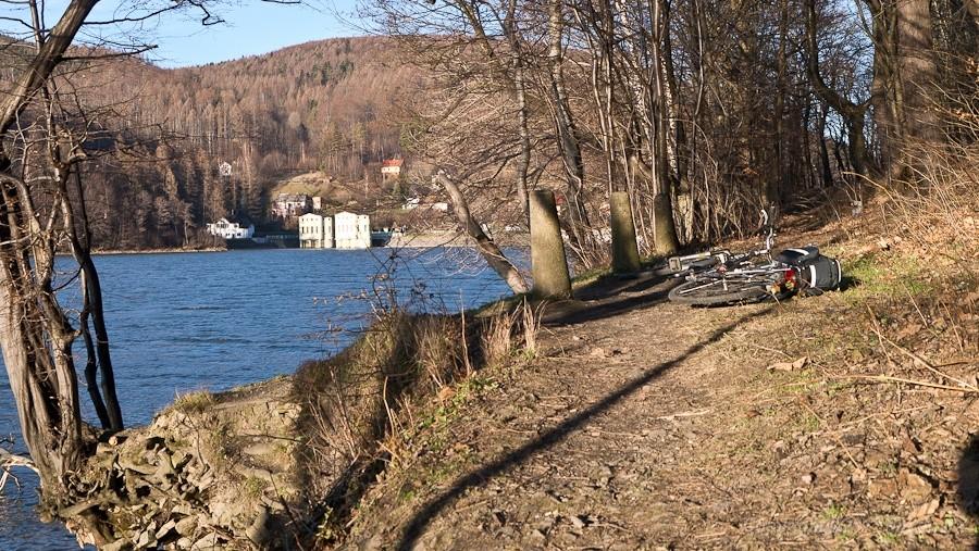 Kellysek wypoczywa nad wodą