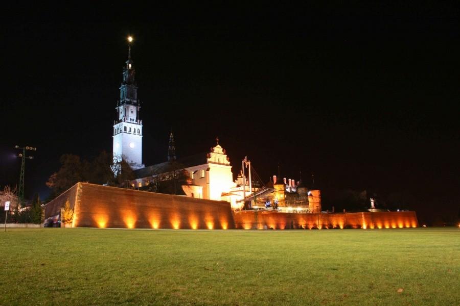 Oświetlona Jasna Góra.