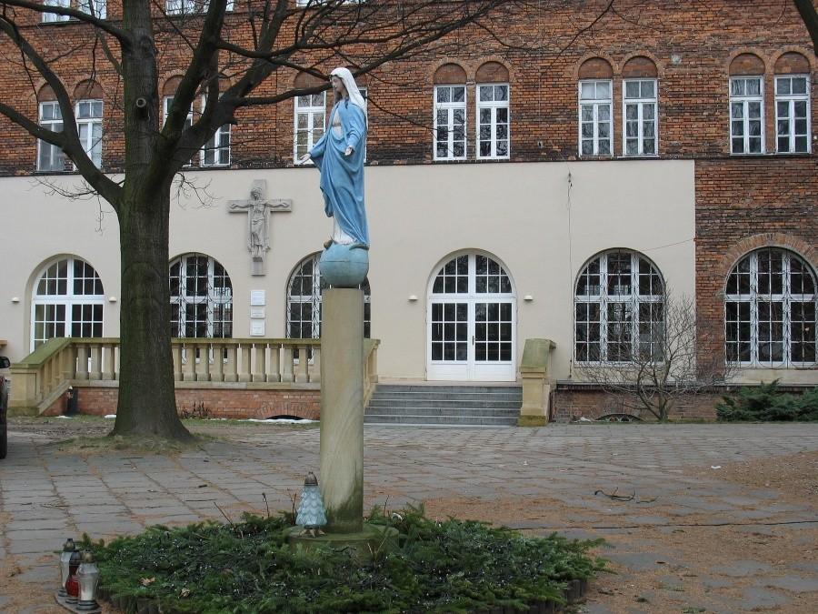 Figura MB przed klasztorem