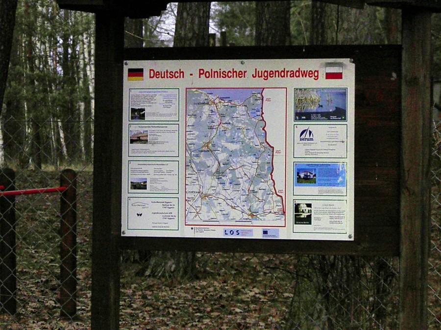 Tablica informacyjna przy ośrodku młodzieżowym w Plöwen.