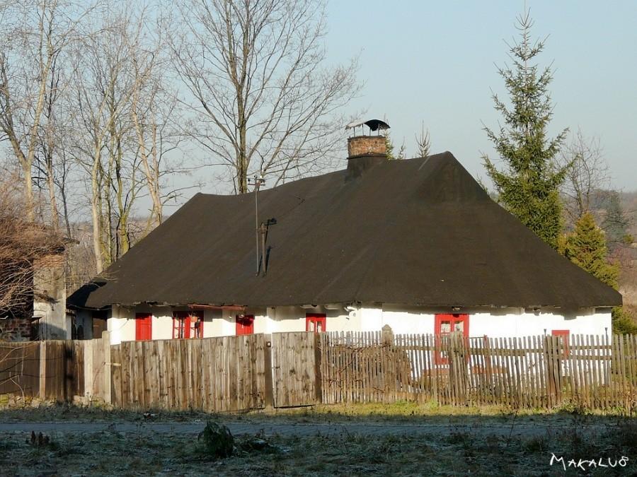 Mały biały domek nad Brynicą