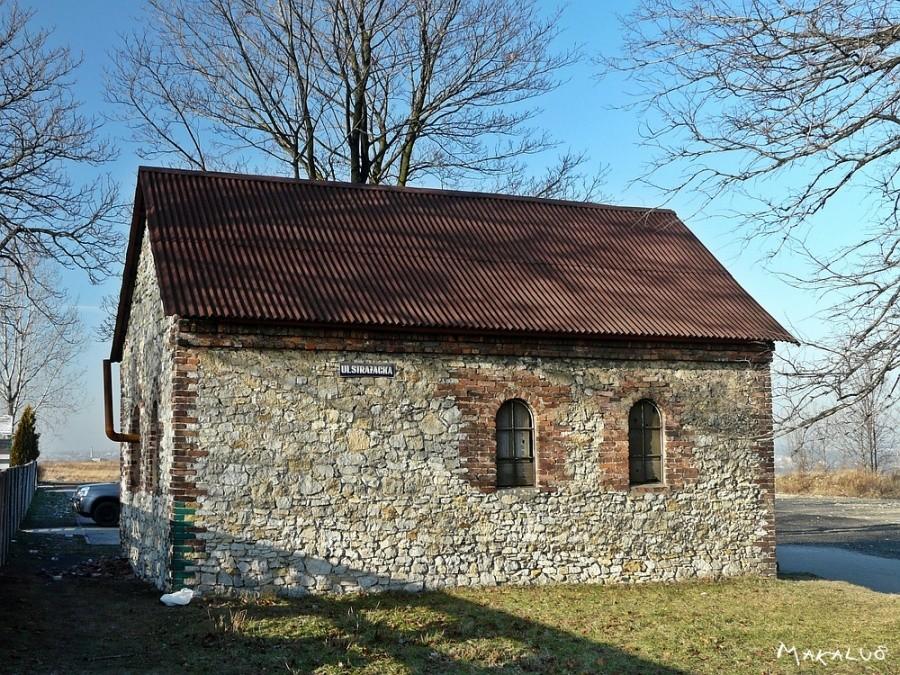 Domek przy cmentarzu w Bobrownikach