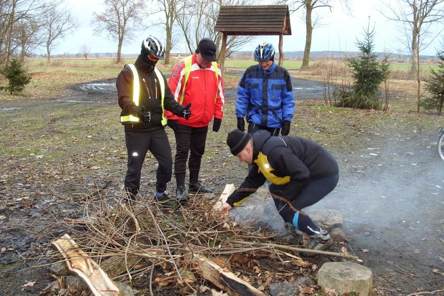 Próba rozpalenia ogniska – Daro się nie poddaje