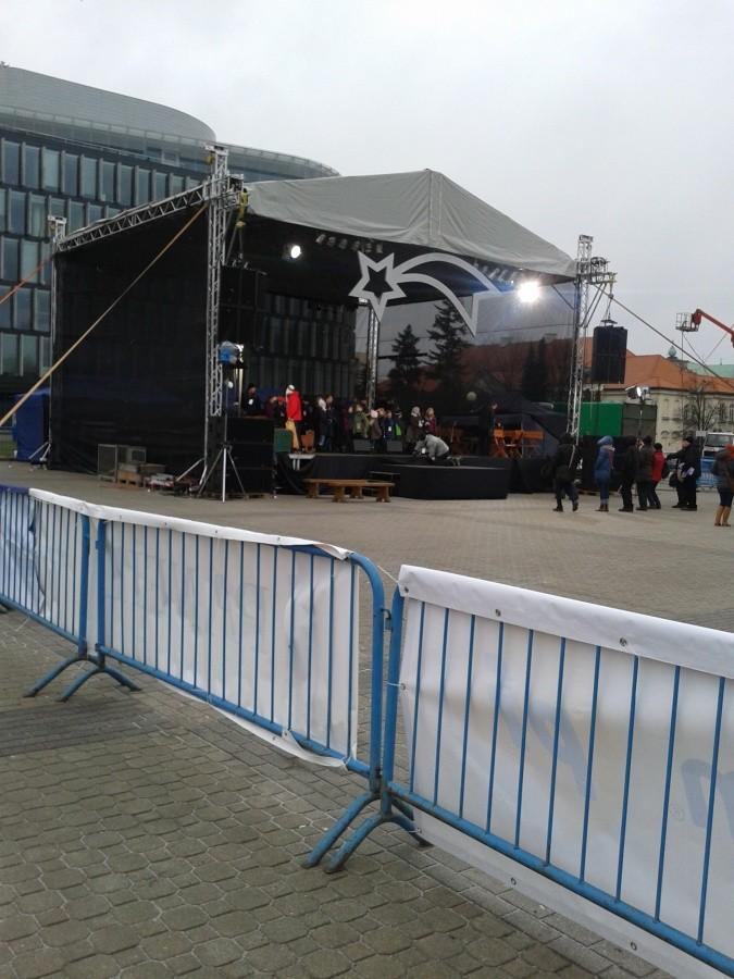 Chór ćwiczący kolędy na Placu Piłsudskiego