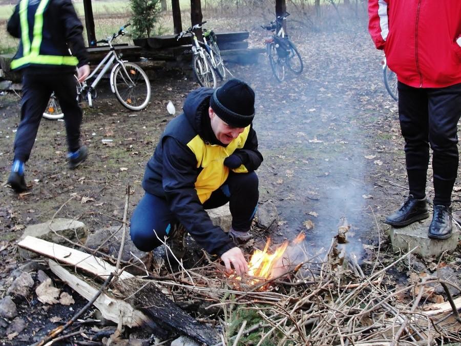 Darek rozpala ognisko.