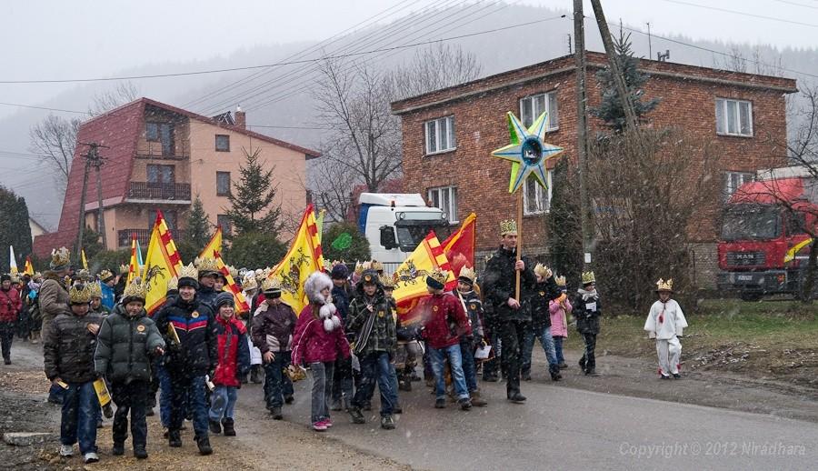 zbliża się orszak Trzech Króli