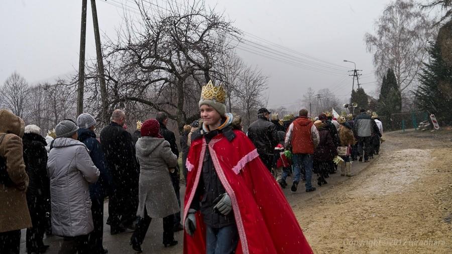 ten król wyróżnia się starannością stroju
