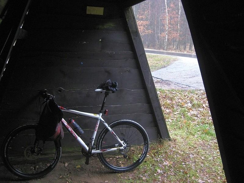 przerwa pod drewnianą wiatą w Stęszewku