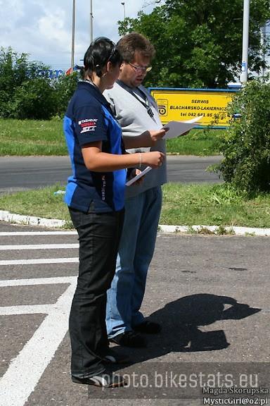 Prezes klubu i dyrektorka zawodów wręczją dyplomy VI eliminacji k.z.k Polmozbyt
