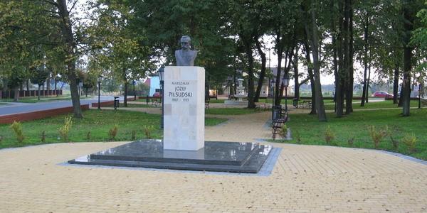 W Leśnej Podlaskiej postawiono nowy pomnik Piłsudzkiemu