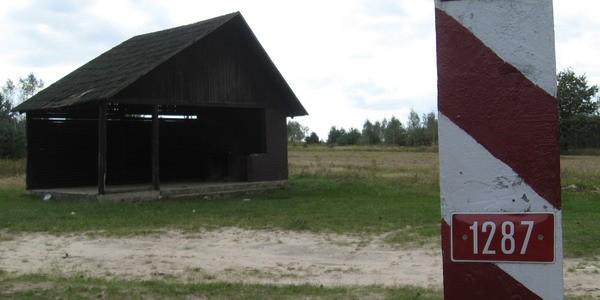 Słupek graniczny przy wiacie turystycznej w Neplach