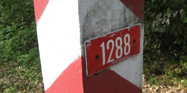 Słupek graniczny przy kościele w Korczewie