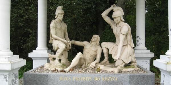 Jedna ze stacji drogi krzyżowej w Pratulinie