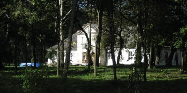 Klasycystyczny dwór w Huszlewie