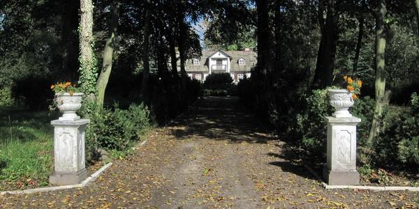 Drewniany dwór Rytlów z I połowy XIX wieku we wsi Kownaty