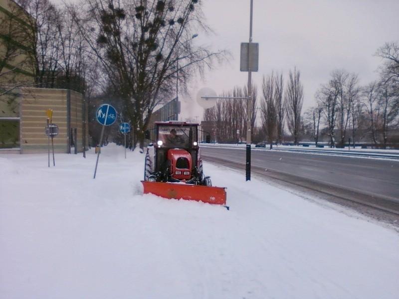 Traktor odśniezający DDR i chodnik