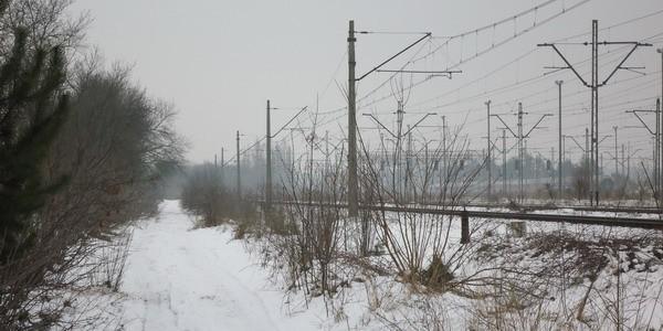 Droga wzdłuż torów..