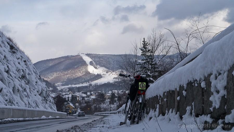 widok z zapory w Tresnej na górę Żar
