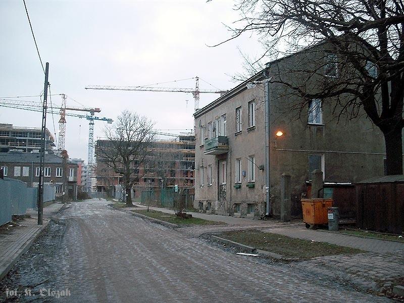 W cieniu nowych bloków - ulica Wschowska
