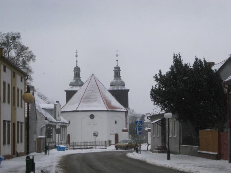 Skoki - widok od tyłu na zabytkowy kościół